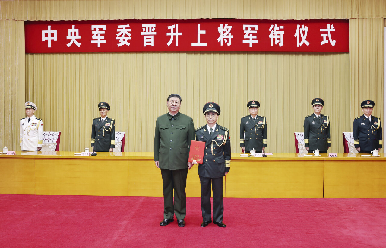 中央军委举行晋升上将军衔仪式 习近平颁发命令状并向晋衔的军官表示祝贺